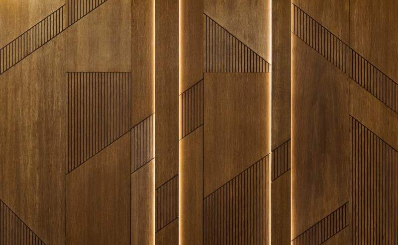 Nowoczesne wykorzystanie paneli ściennej o wzorze pionowym: Ryflowane drewniane okładziny jako trendy dekoracyjne