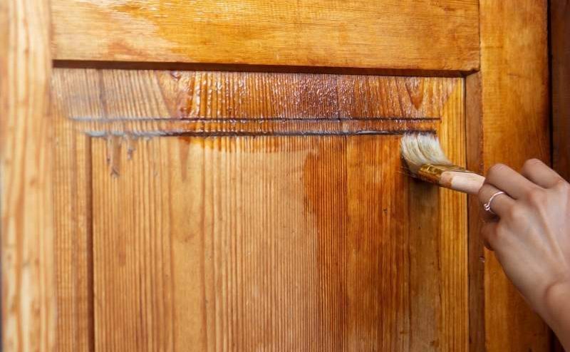 Jak odrestaurować drzwi w stylu vintage wood z pomocą Yan Ciesla - Malowanie drzwi